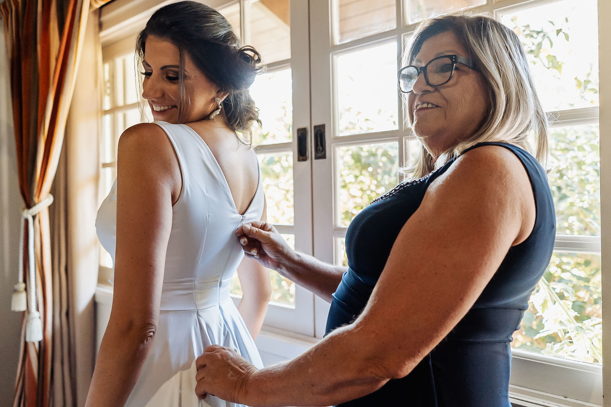 Cena espontânea de casamento intimista na Alameda da Figueira, em Cachoeirinha/RS, com foco na emoção e nos detalhes do evento.