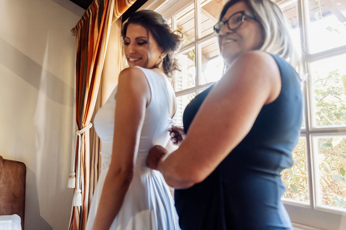 Cena espontânea de casamento intimista na Alameda da Figueira, em Cachoeirinha/RS, com foco na emoção e nos detalhes do evento.