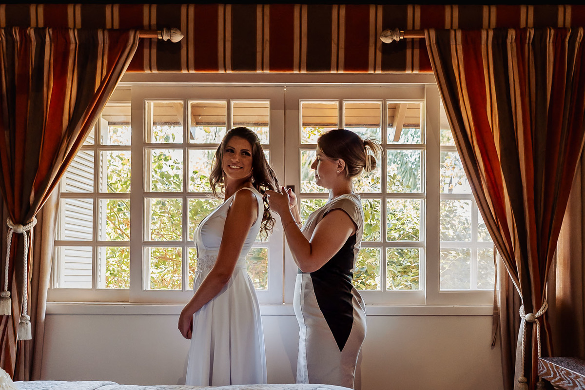 Cena espontânea de casamento intimista na Alameda da Figueira, em Cachoeirinha/RS, com foco na emoção e nos detalhes do evento.