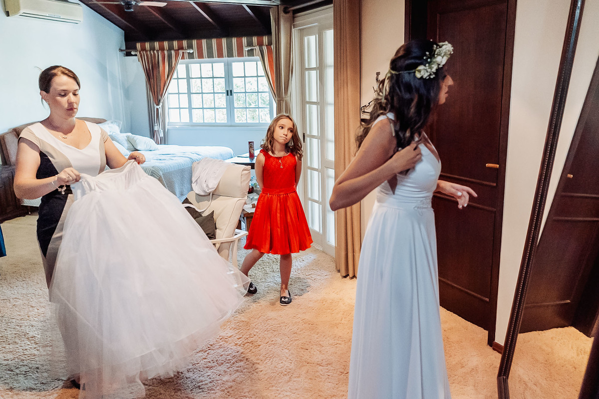 Cena espontânea de casamento intimista na Alameda da Figueira, em Cachoeirinha/RS, com foco na emoção e nos detalhes do evento.