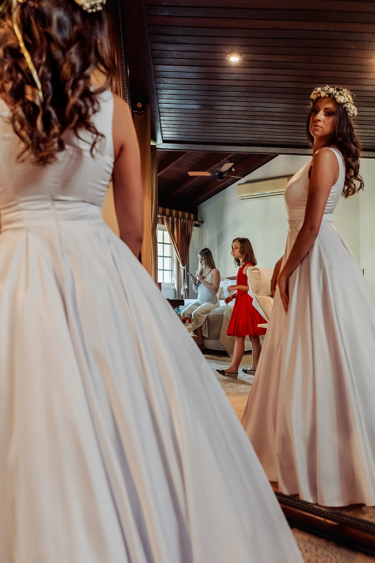 Cena espontânea de casamento intimista na Alameda da Figueira, em Cachoeirinha/RS, com foco na emoção e nos detalhes do evento.