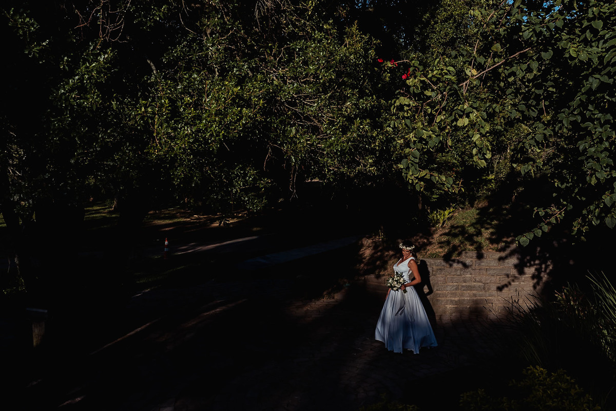 Cena espontânea de casamento intimista na Alameda da Figueira, em Cachoeirinha/RS, com foco na emoção e nos detalhes do evento.