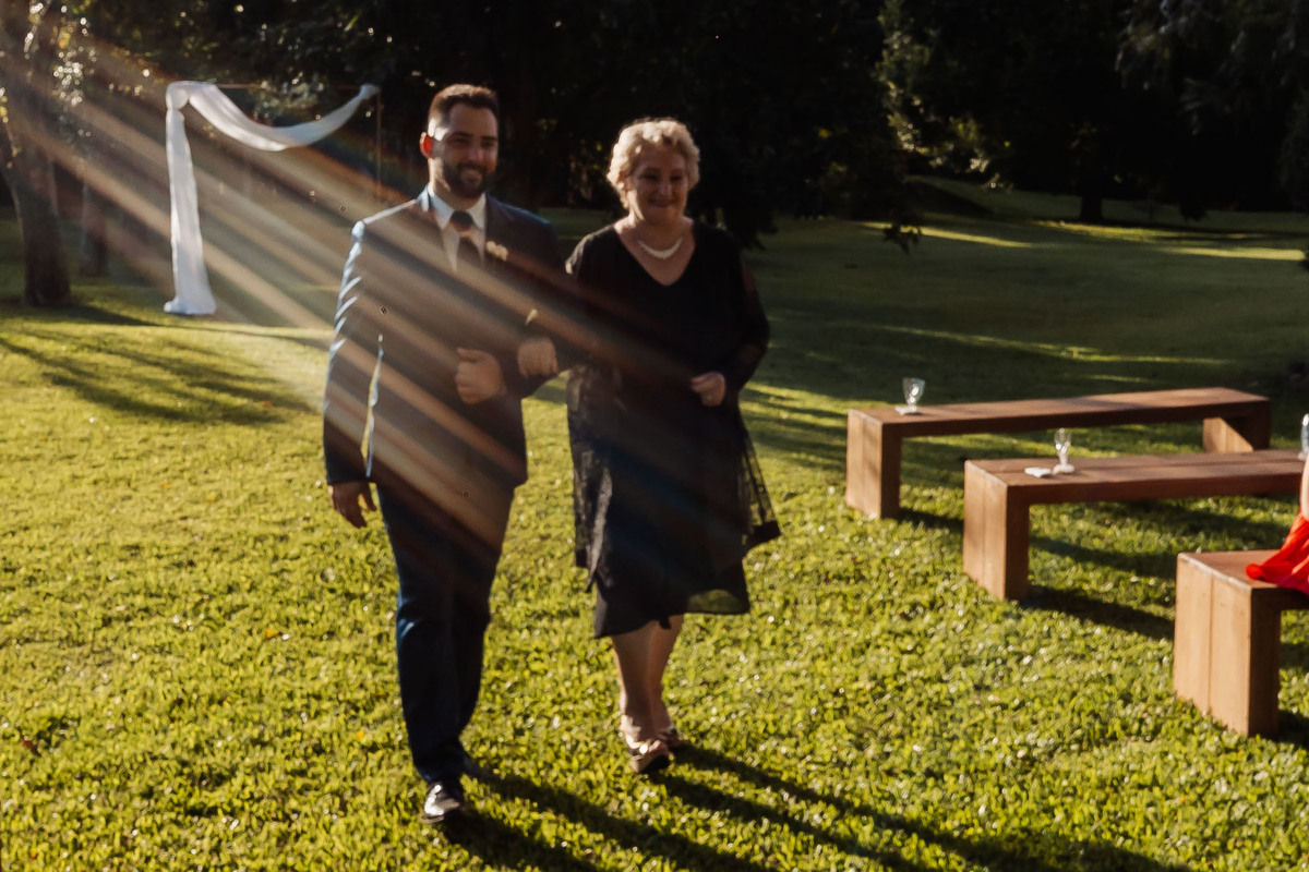 Cena espontânea de casamento intimista na Alameda da Figueira, em Cachoeirinha/RS, com foco na emoção e nos detalhes do evento.
