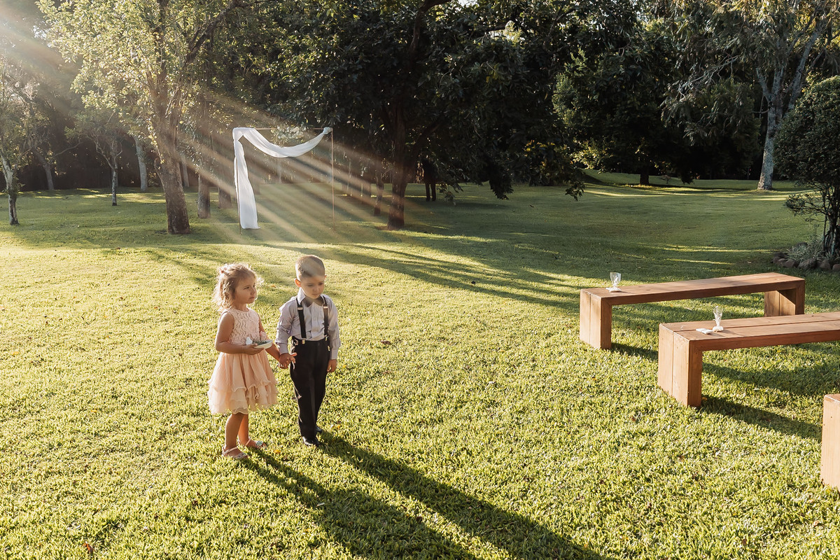 Cena espontânea de casamento intimista na Alameda da Figueira, em Cachoeirinha/RS, com foco na emoção e nos detalhes do evento.
