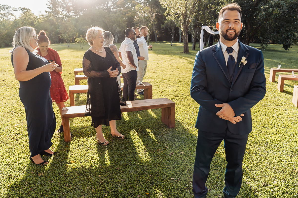 Cena espontânea de casamento intimista na Alameda da Figueira, em Cachoeirinha/RS, com foco na emoção e nos detalhes do evento.