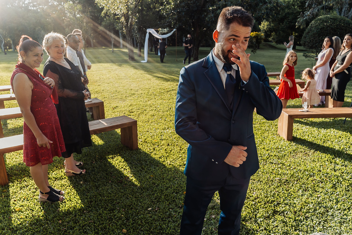 Cena espontânea de casamento intimista na Alameda da Figueira, em Cachoeirinha/RS, com foco na emoção e nos detalhes do evento.