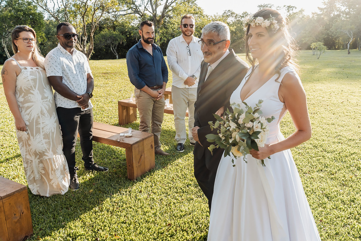 Cena espontânea de casamento intimista na Alameda da Figueira, em Cachoeirinha/RS, com foco na emoção e nos detalhes do evento.