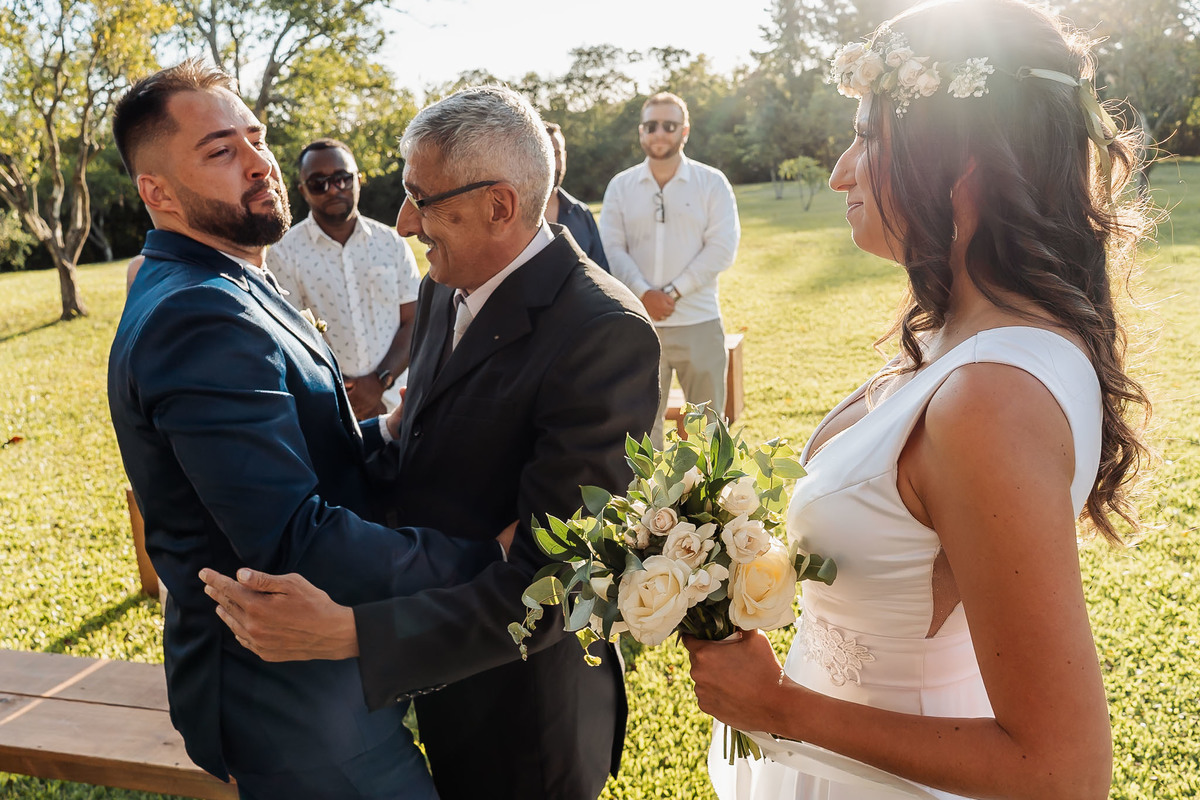 Cena espontânea de casamento intimista na Alameda da Figueira, em Cachoeirinha/RS, com foco na emoção e nos detalhes do evento.