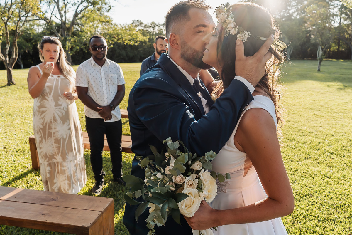 Cena espontânea de casamento intimista na Alameda da Figueira, em Cachoeirinha/RS, com foco na emoção e nos detalhes do evento.