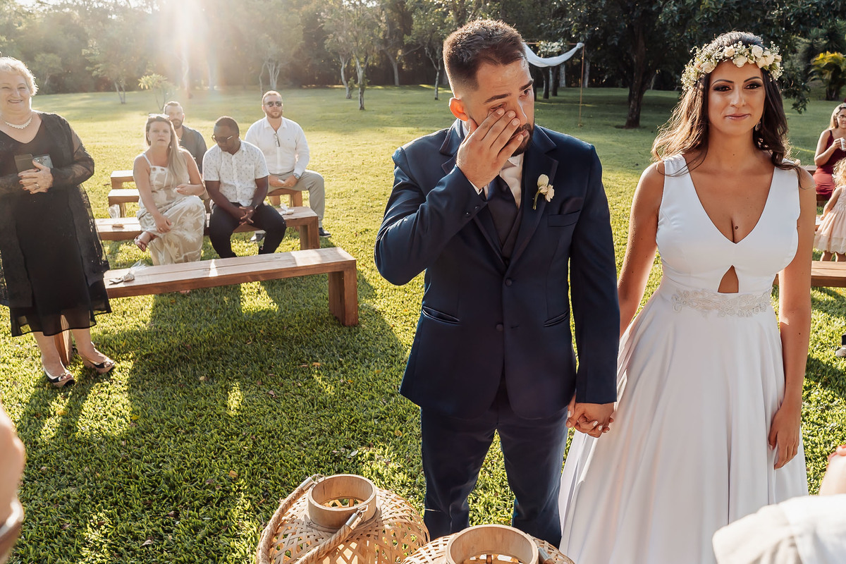 Detalhes de casamento intimista na Alameda da Figueira, Cachoeirinha/RS, com decoração leve e clima acolhedor ao ar livre.