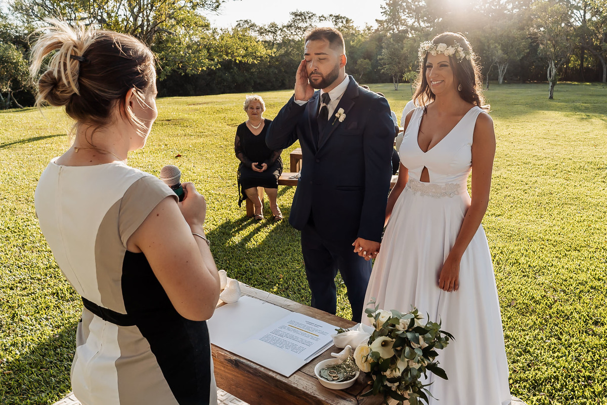 Detalhes de casamento intimista na Alameda da Figueira, Cachoeirinha/RS, com decoração leve e clima acolhedor ao ar livre.
