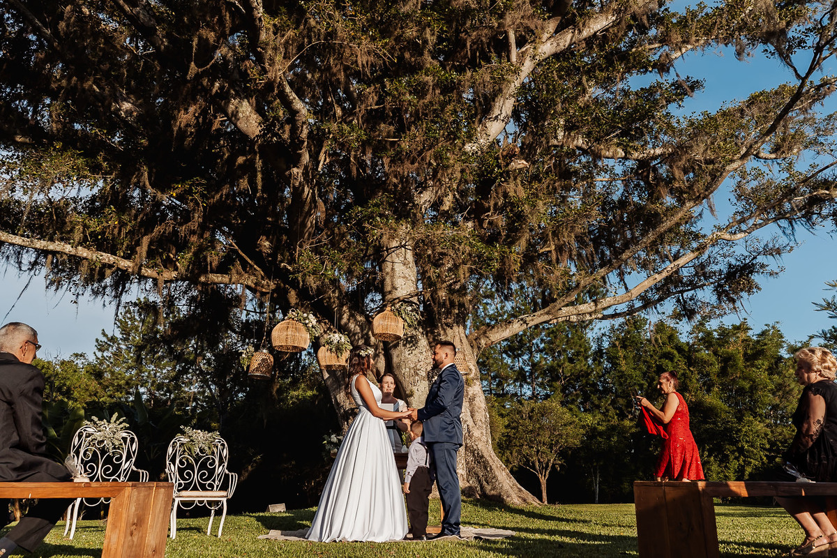 Detalhes de casamento intimista na Alameda da Figueira, Cachoeirinha/RS, com decoração leve e clima acolhedor ao ar livre.