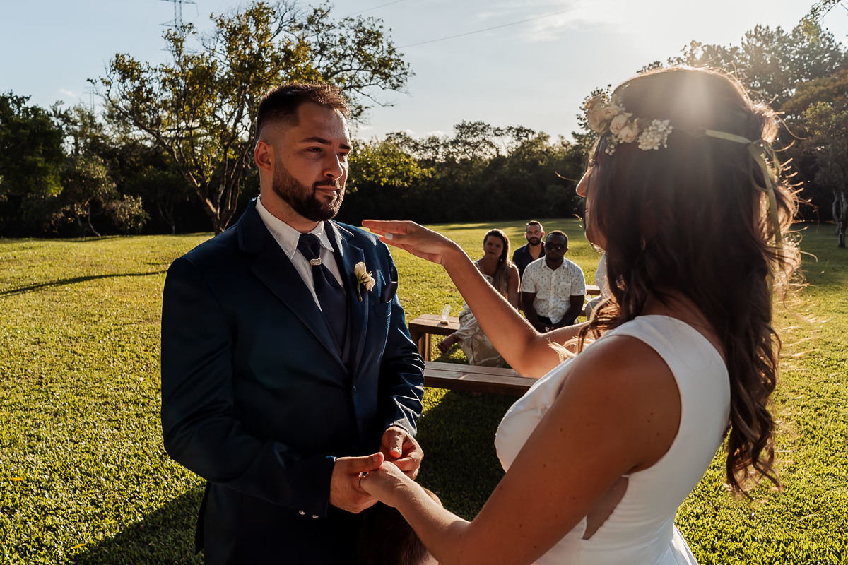Detalhes de casamento intimista na Alameda da Figueira, Cachoeirinha/RS, com decoração leve e clima acolhedor ao ar livre.