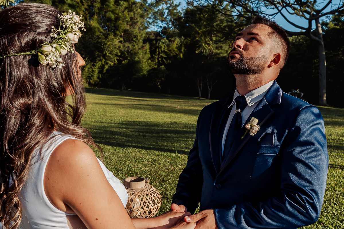 Detalhes de casamento intimista na Alameda da Figueira, Cachoeirinha/RS, com decoração leve e clima acolhedor ao ar livre.