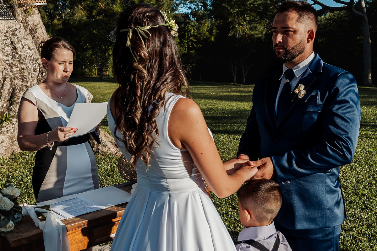Detalhes de casamento intimista na Alameda da Figueira, Cachoeirinha/RS, com decoração leve e clima acolhedor ao ar livre.