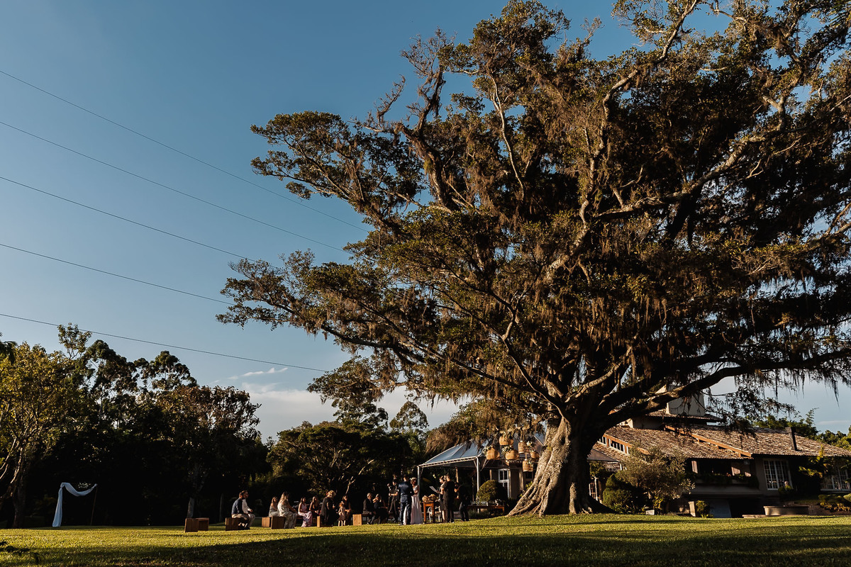 Detalhes de casamento intimista na Alameda da Figueira, Cachoeirinha/RS, com decoração leve e clima acolhedor ao ar livre.