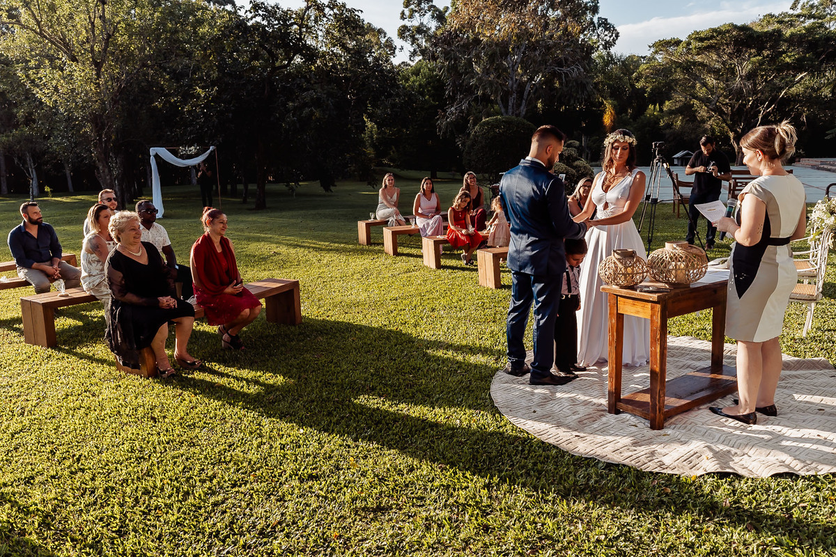 Detalhes de casamento intimista na Alameda da Figueira, Cachoeirinha/RS, com decoração leve e clima acolhedor ao ar livre.