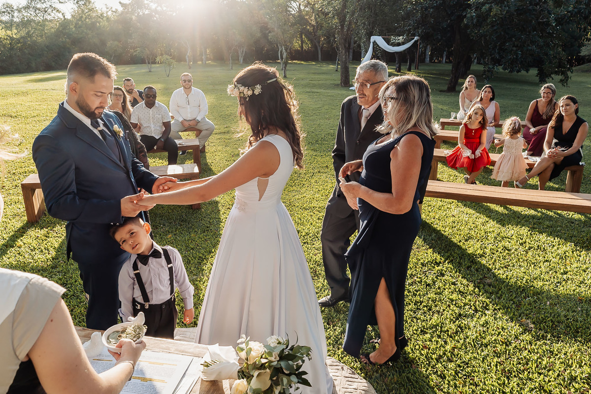 Detalhes de casamento intimista na Alameda da Figueira, Cachoeirinha/RS, com decoração leve e clima acolhedor ao ar livre.
