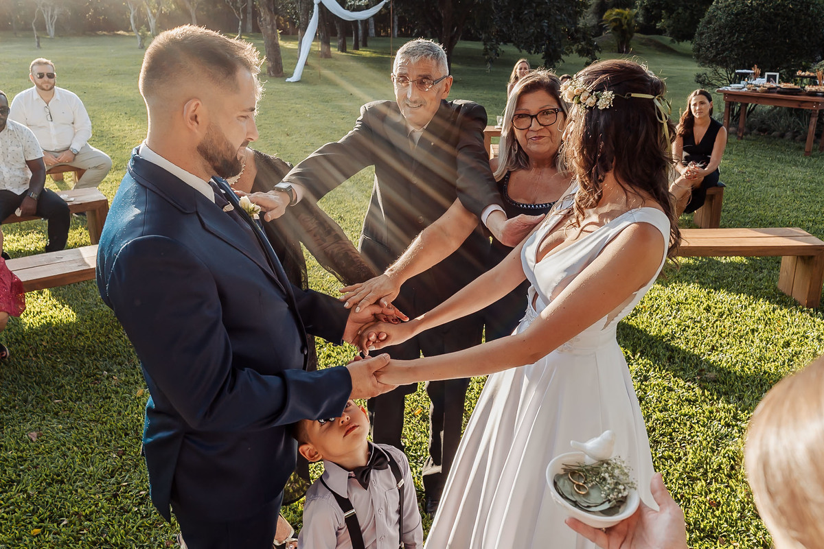 Detalhes de casamento intimista na Alameda da Figueira, Cachoeirinha/RS, com decoração leve e clima acolhedor ao ar livre.