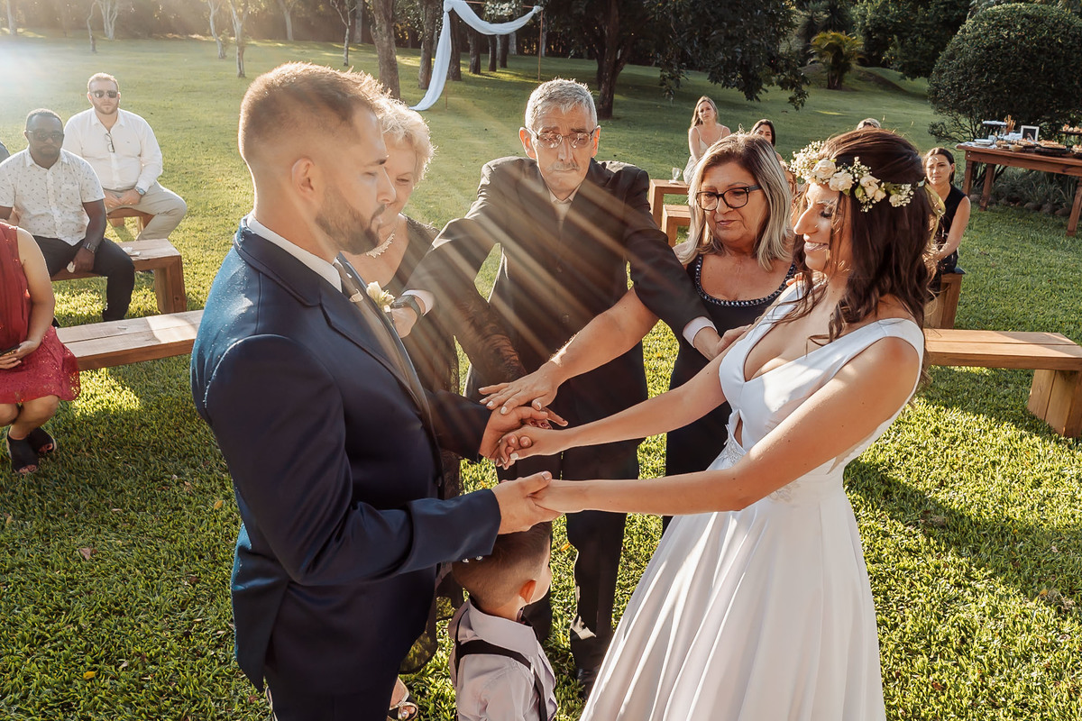 Detalhes de casamento intimista na Alameda da Figueira, Cachoeirinha/RS, com decoração leve e clima acolhedor ao ar livre.