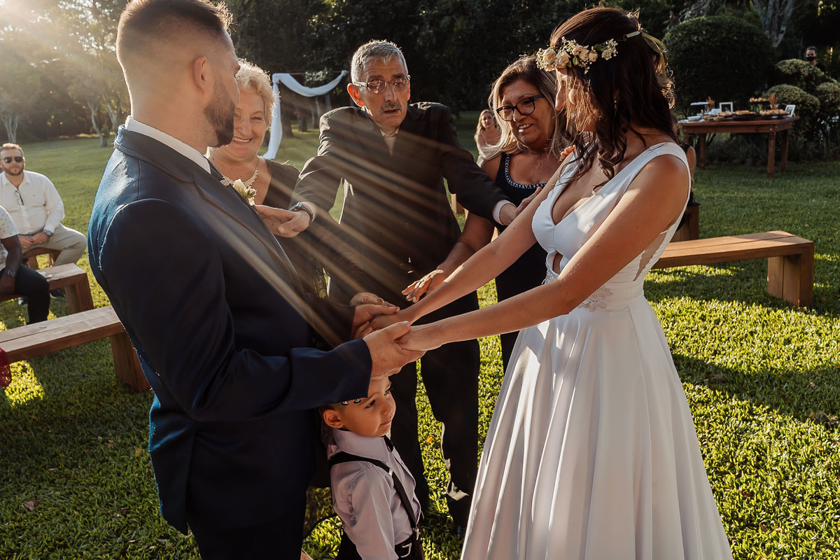 Detalhes de casamento intimista na Alameda da Figueira, Cachoeirinha/RS, com decoração leve e clima acolhedor ao ar livre.