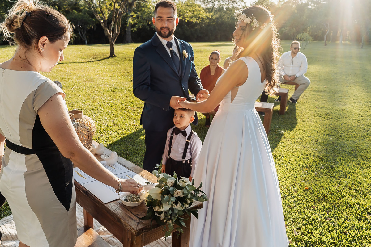 Detalhes de casamento intimista na Alameda da Figueira, Cachoeirinha/RS, com decoração leve e clima acolhedor ao ar livre.
