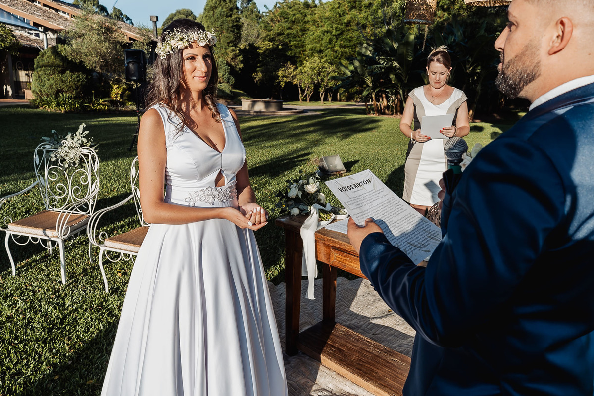Detalhes de casamento intimista na Alameda da Figueira, Cachoeirinha/RS, com decoração leve e clima acolhedor ao ar livre.