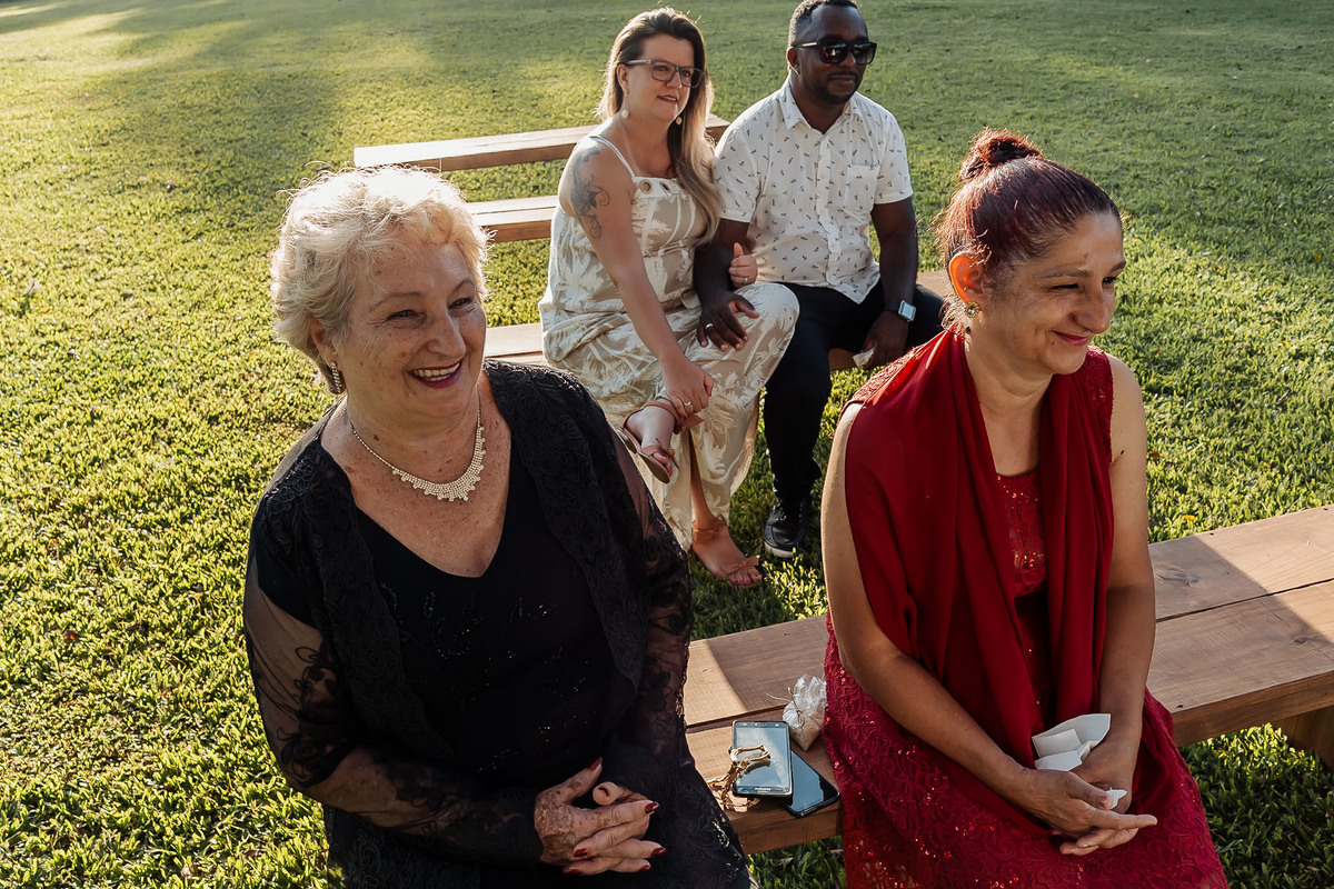 Detalhes de casamento intimista na Alameda da Figueira, Cachoeirinha/RS, com decoração leve e clima acolhedor ao ar livre.
