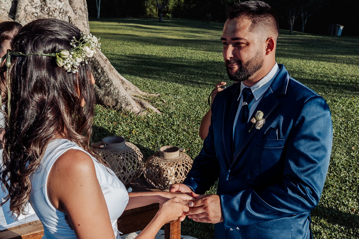 Detalhes de casamento intimista na Alameda da Figueira, Cachoeirinha/RS, com decoração leve e clima acolhedor ao ar livre.