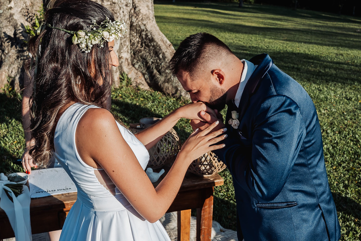 Detalhes de casamento intimista na Alameda da Figueira, Cachoeirinha/RS, com decoração leve e clima acolhedor ao ar livre.