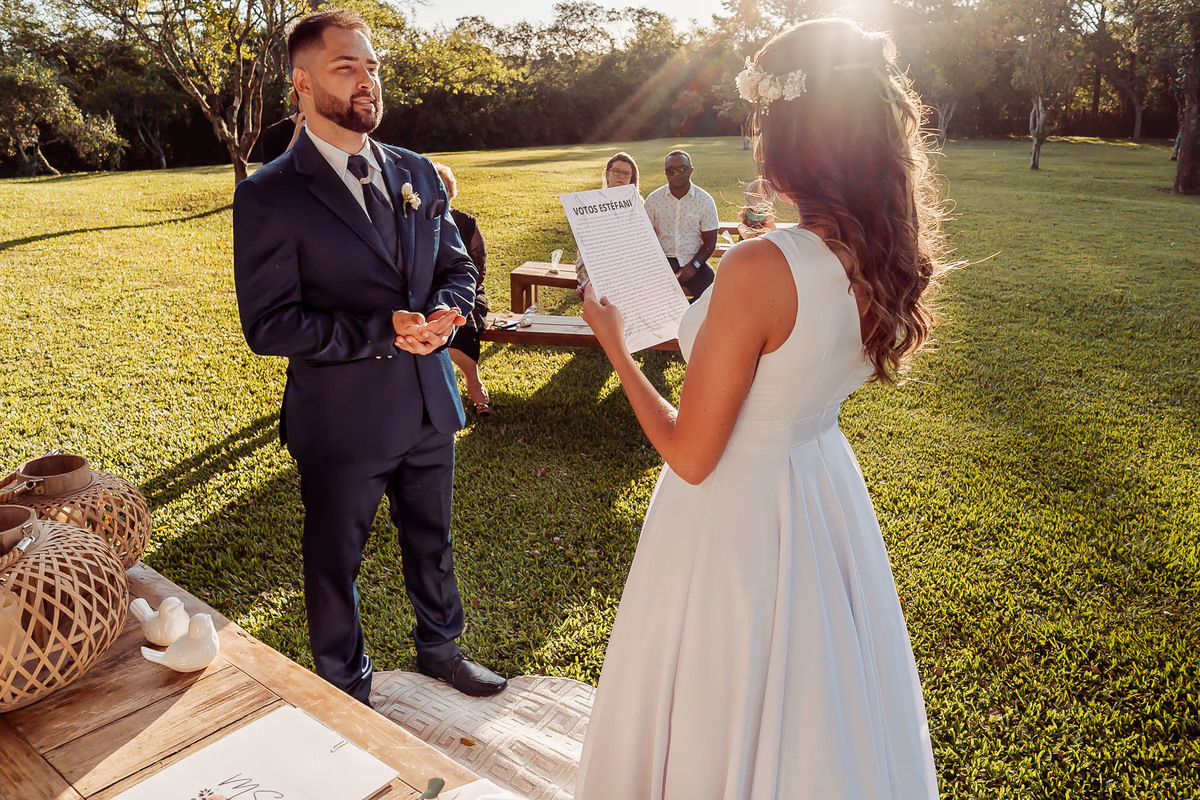 Detalhes de casamento intimista na Alameda da Figueira, Cachoeirinha/RS, com decoração leve e clima acolhedor ao ar livre.