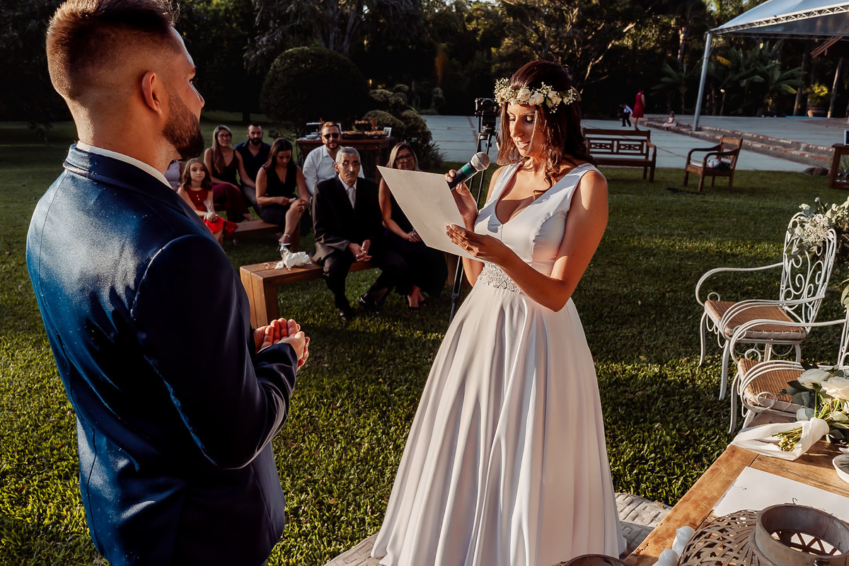 Detalhes de casamento intimista na Alameda da Figueira, Cachoeirinha/RS, com decoração leve e clima acolhedor ao ar livre.