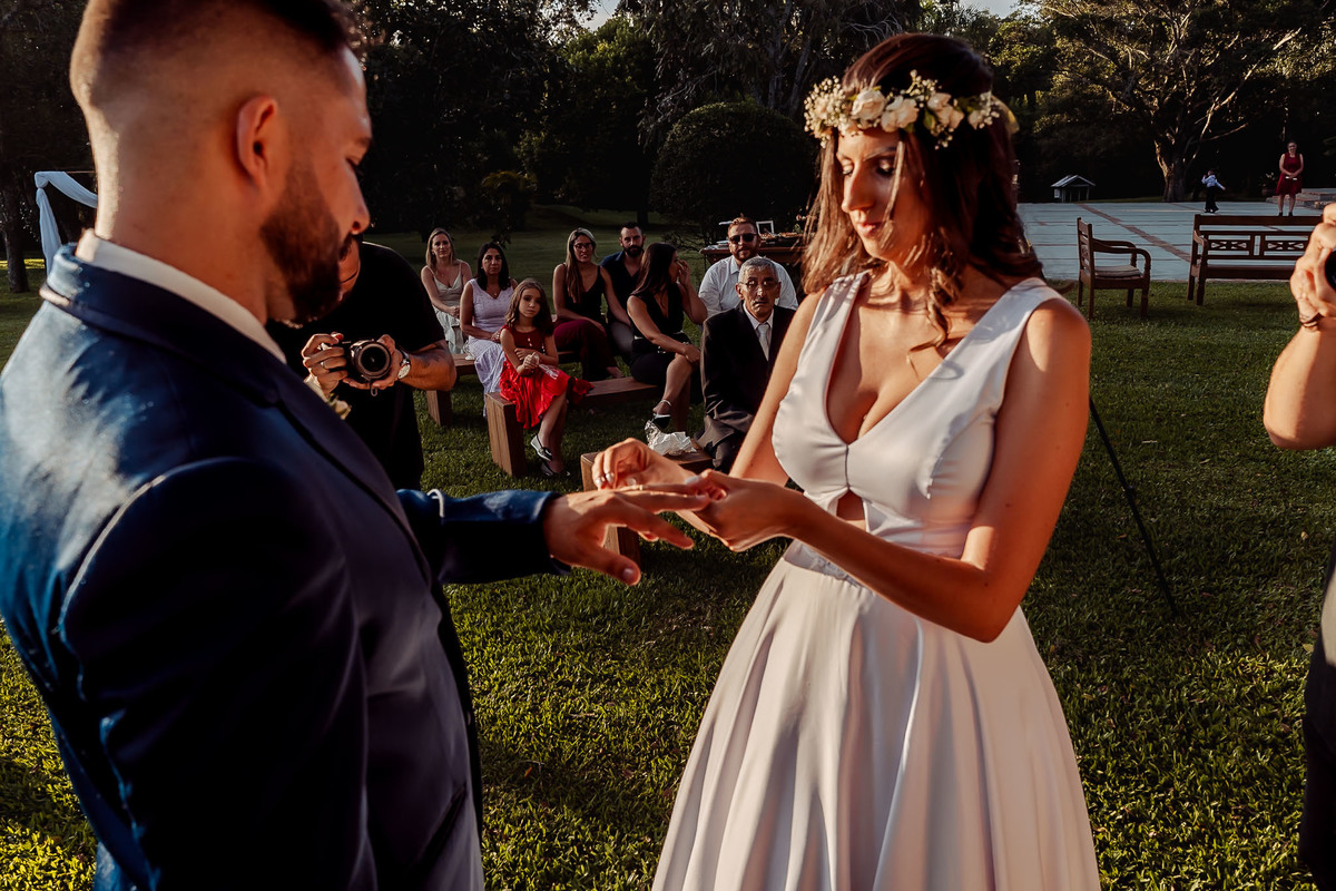 Detalhes de casamento intimista na Alameda da Figueira, Cachoeirinha/RS, com decoração leve e clima acolhedor ao ar livre.