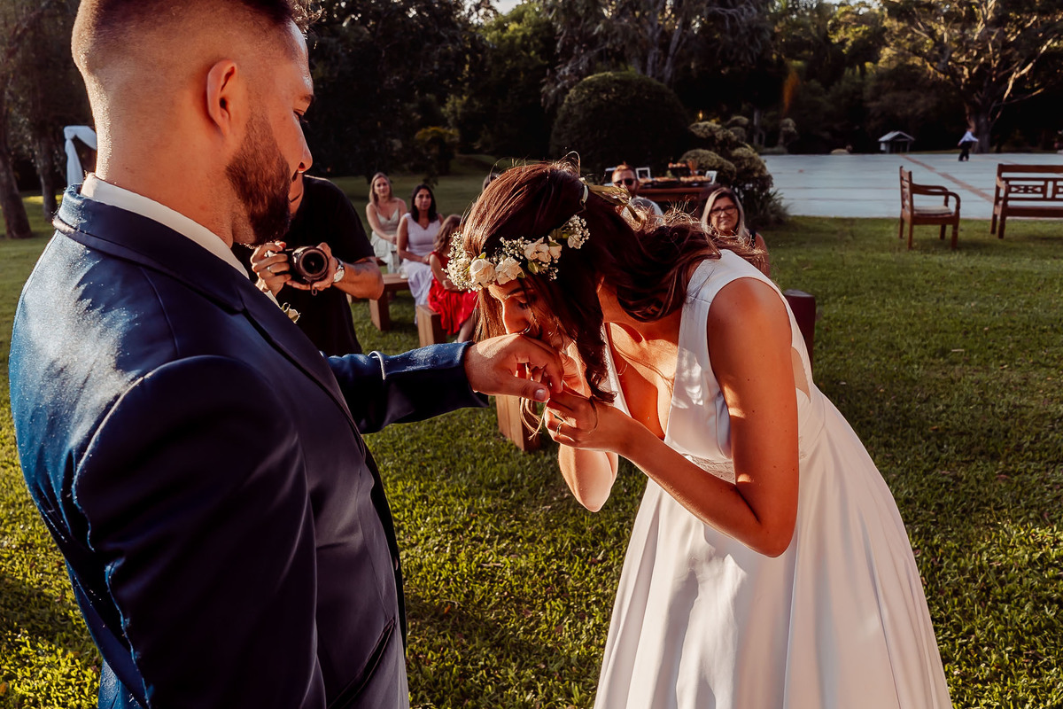 Detalhes de casamento intimista na Alameda da Figueira, Cachoeirinha/RS, com decoração leve e clima acolhedor ao ar livre.