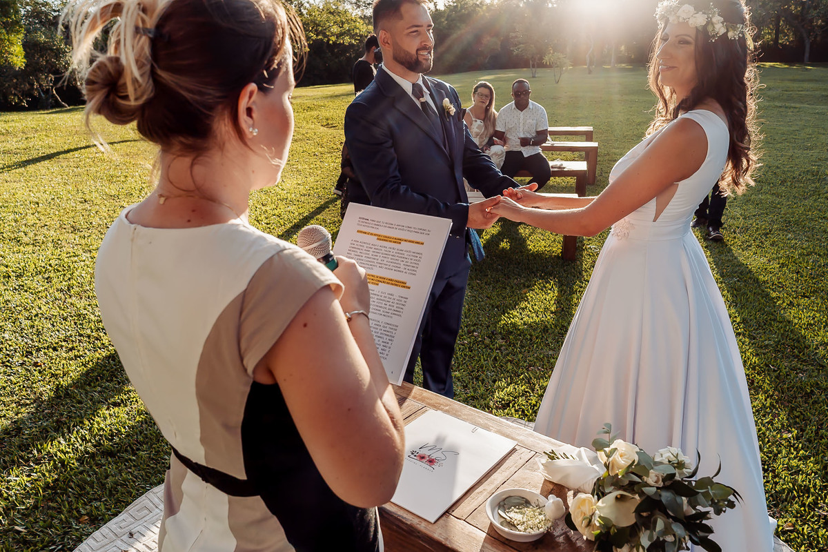 Detalhes de casamento intimista na Alameda da Figueira, Cachoeirinha/RS, com decoração leve e clima acolhedor ao ar livre.