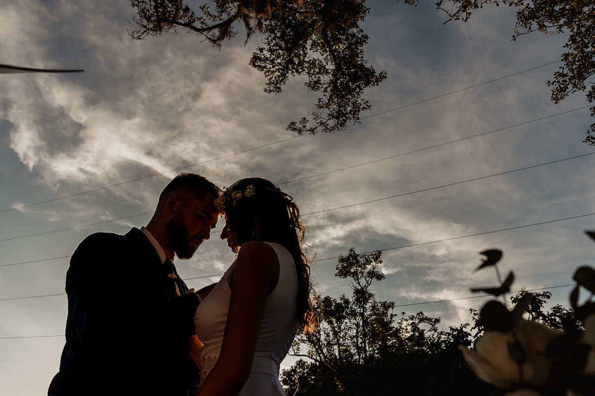 Detalhes de casamento intimista na Alameda da Figueira, Cachoeirinha/RS, com decoração leve e clima acolhedor ao ar livre.