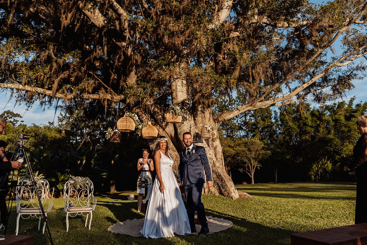 Detalhes de casamento intimista na Alameda da Figueira, Cachoeirinha/RS, com decoração leve e clima acolhedor ao ar livre.