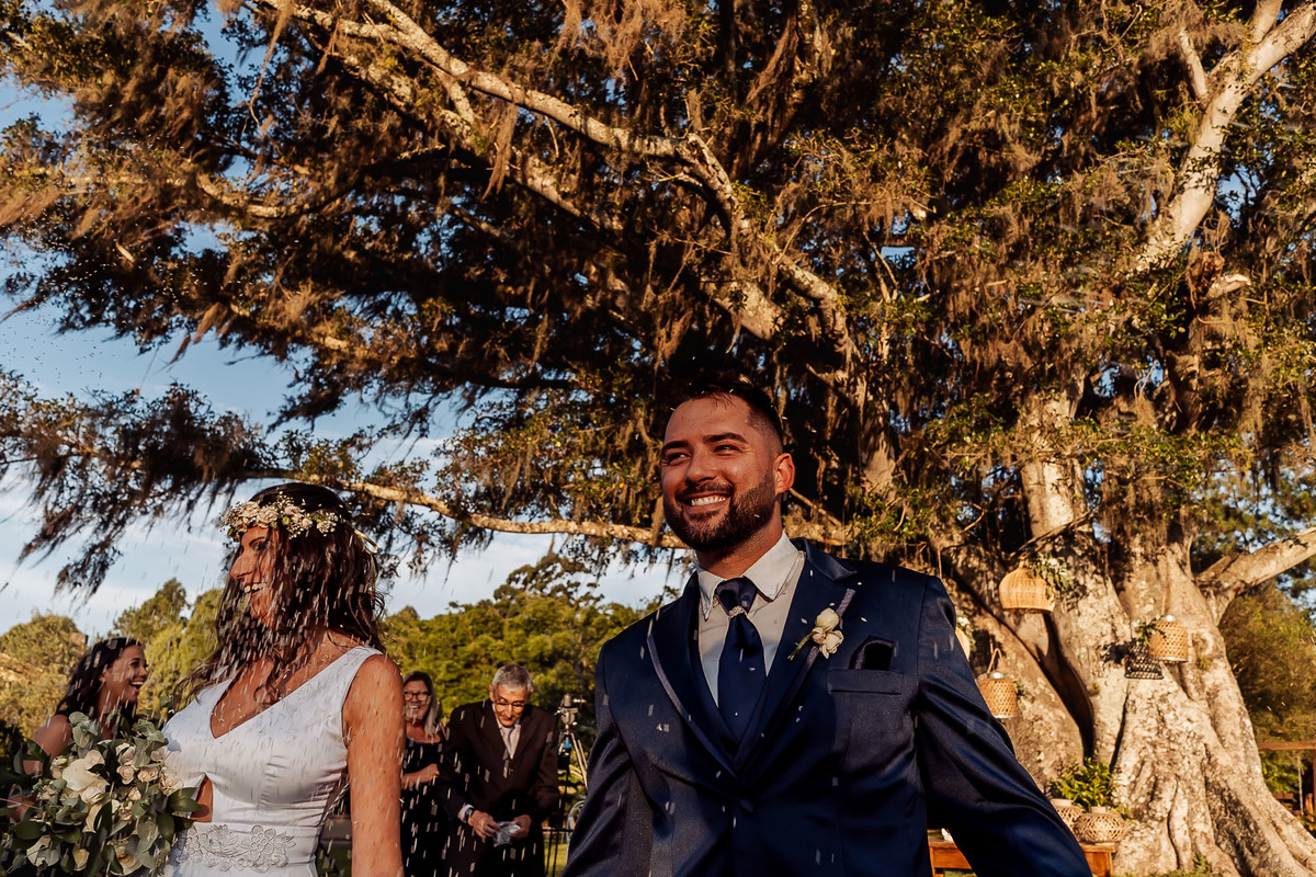 Detalhes de casamento intimista na Alameda da Figueira, Cachoeirinha/RS, com decoração leve e clima acolhedor ao ar livre.
