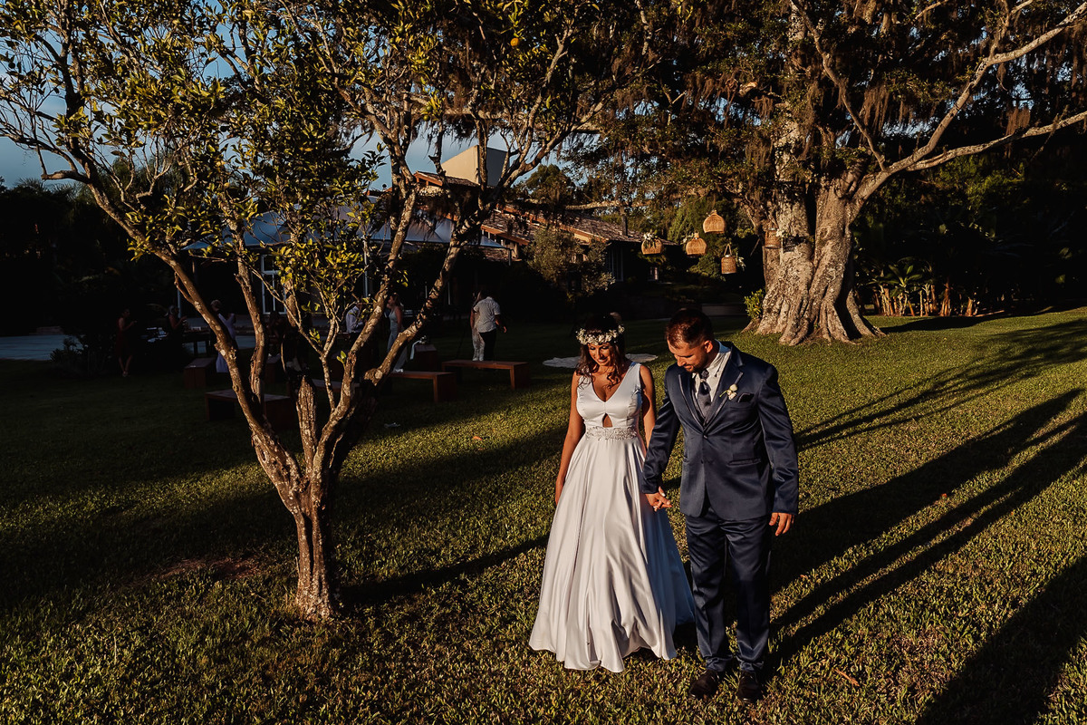 Detalhes de casamento intimista na Alameda da Figueira, Cachoeirinha/RS, com decoração leve e clima acolhedor ao ar livre.