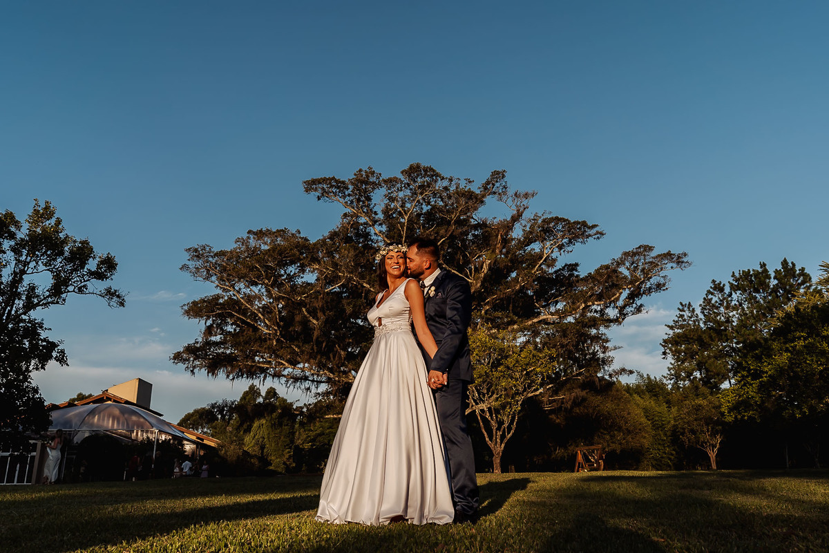 Detalhes de casamento intimista na Alameda da Figueira, Cachoeirinha/RS, com decoração leve e clima acolhedor ao ar livre.