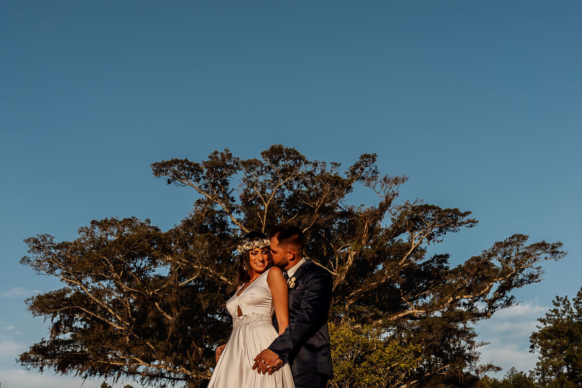 Detalhes de casamento intimista na Alameda da Figueira, Cachoeirinha/RS, com decoração leve e clima acolhedor ao ar livre.