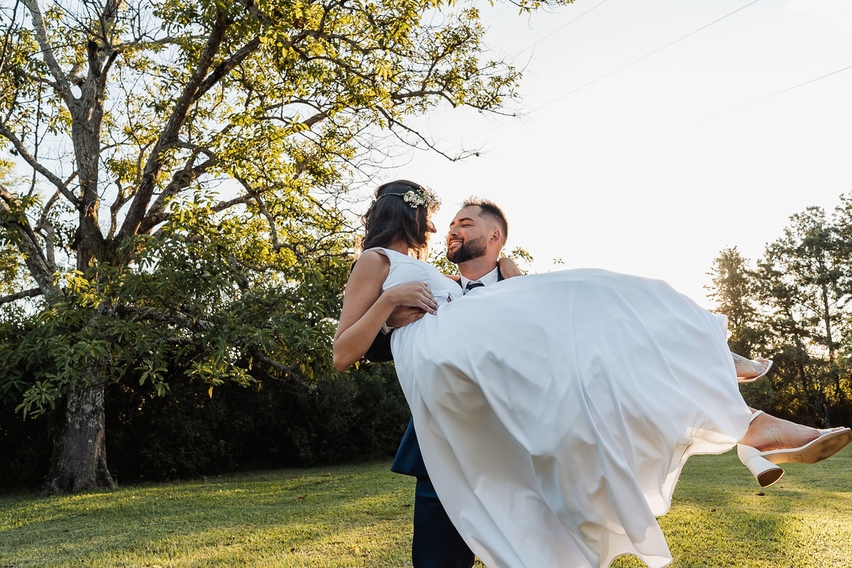 Detalhes de casamento intimista na Alameda da Figueira, Cachoeirinha/RS, com decoração leve e clima acolhedor ao ar livre.
