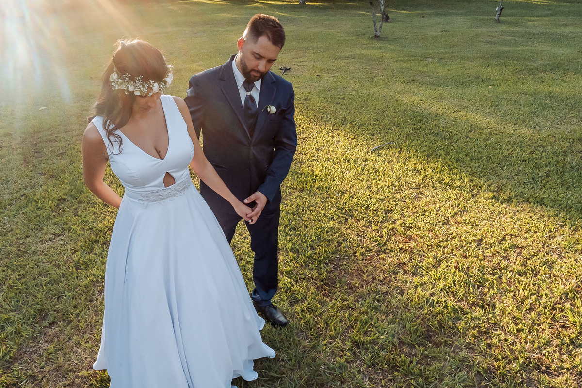 Detalhes de casamento intimista na Alameda da Figueira, Cachoeirinha/RS, com decoração leve e clima acolhedor ao ar livre.