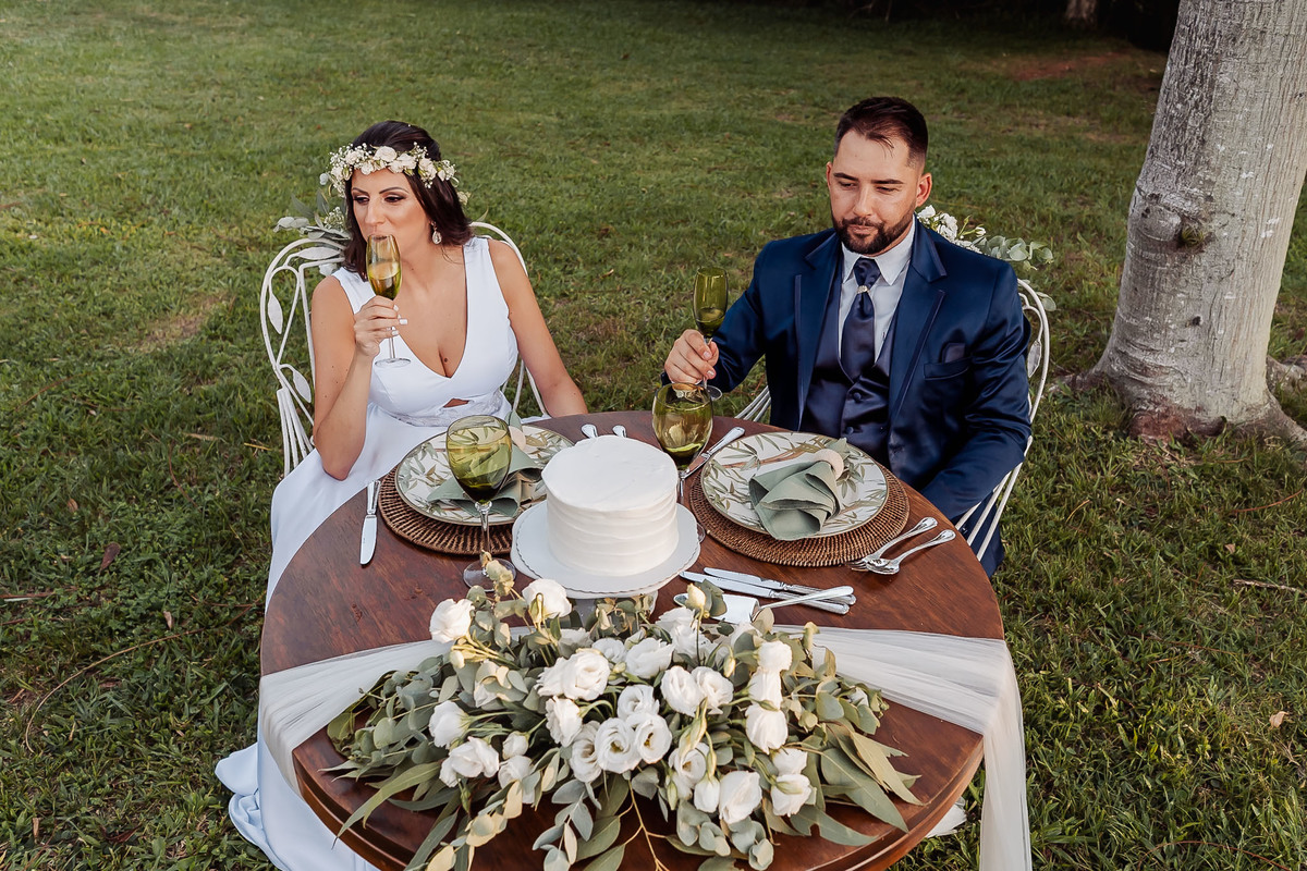 Detalhes de casamento intimista na Alameda da Figueira, Cachoeirinha/RS, com decoração leve e clima acolhedor ao ar livre.