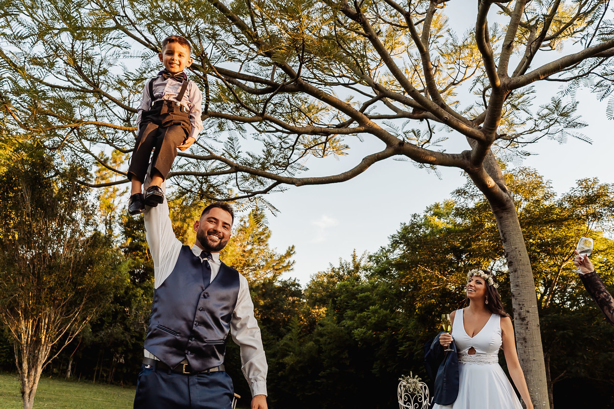 Detalhes de casamento intimista na Alameda da Figueira, Cachoeirinha/RS, com decoração leve e clima acolhedor ao ar livre.