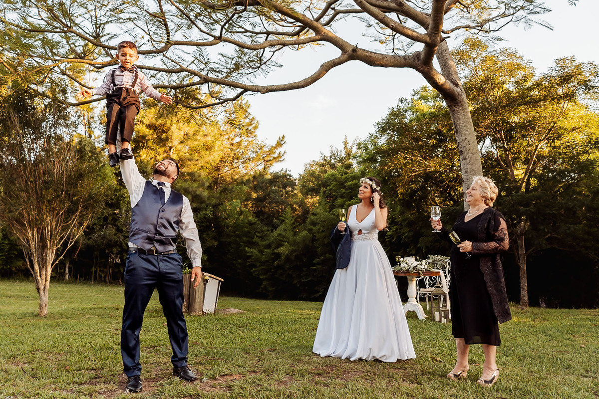 Detalhes de casamento intimista na Alameda da Figueira, Cachoeirinha/RS, com decoração leve e clima acolhedor ao ar livre.