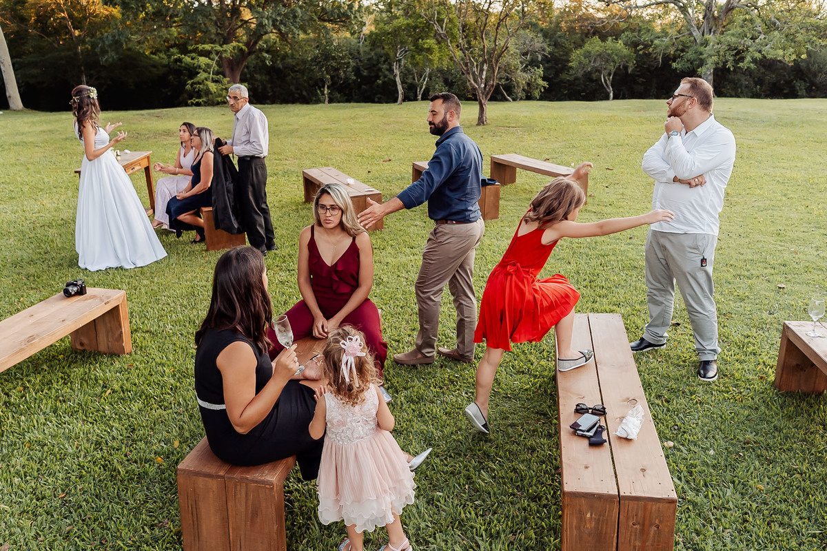 Detalhes de casamento intimista na Alameda da Figueira, Cachoeirinha/RS, com decoração leve e clima acolhedor ao ar livre.