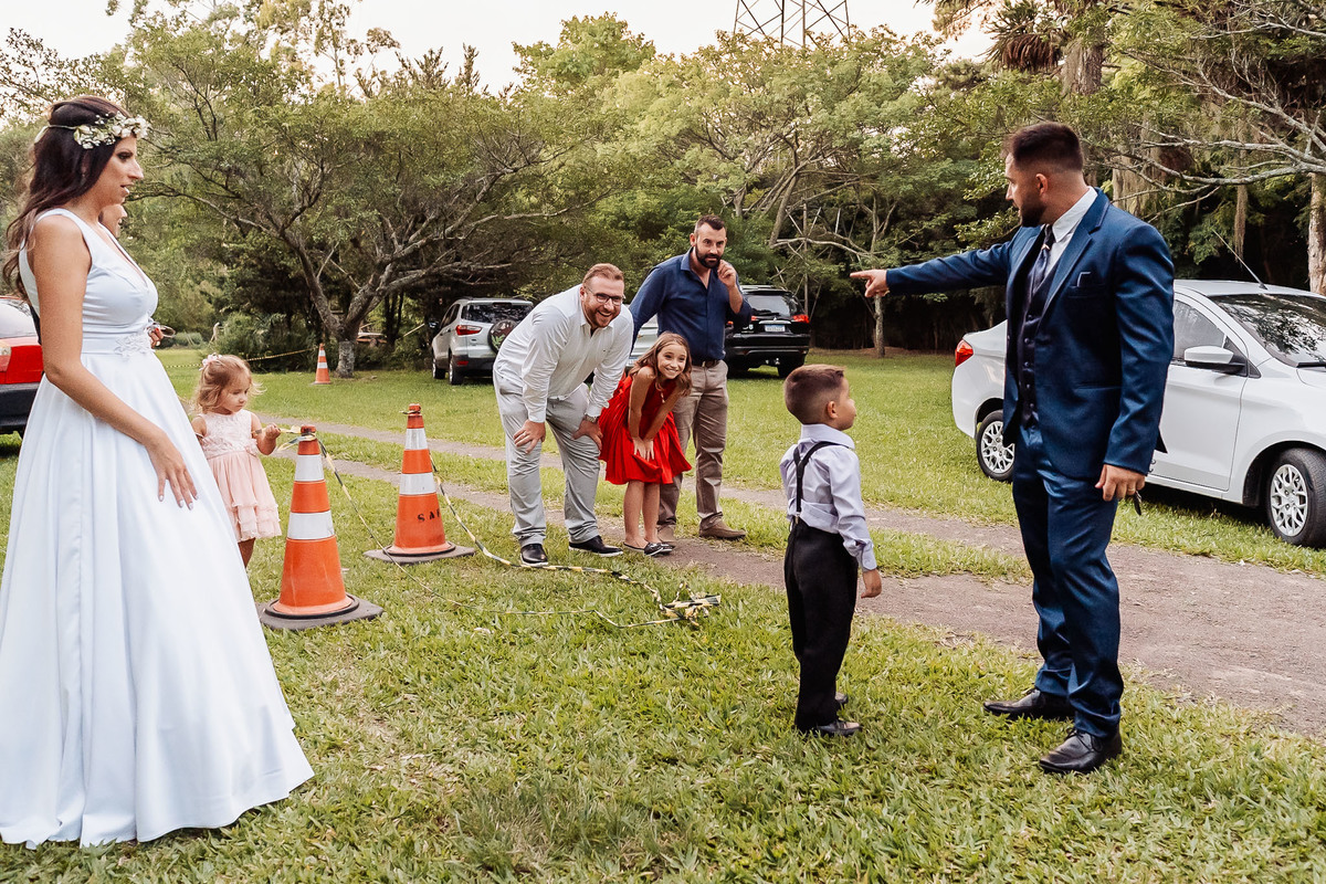 Detalhes de casamento intimista na Alameda da Figueira, Cachoeirinha/RS, com decoração leve e clima acolhedor ao ar livre.