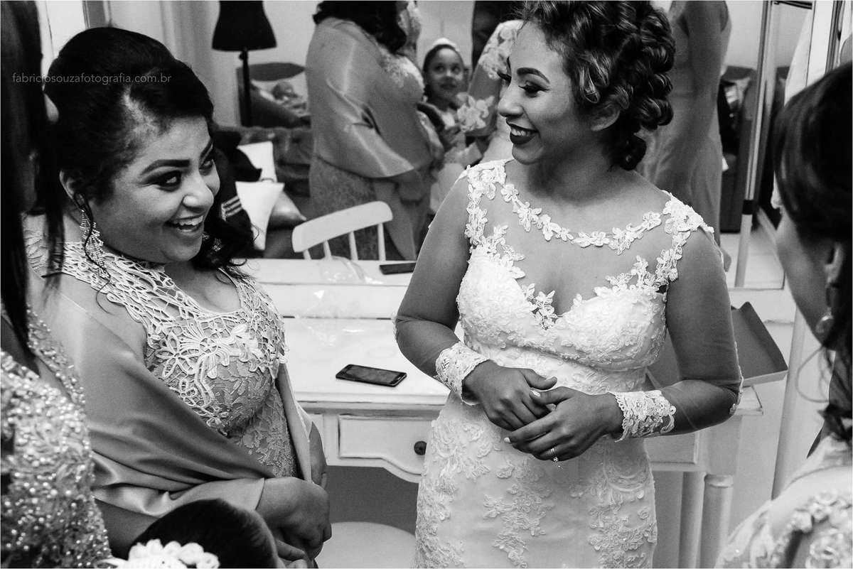 noiva vestida e o selo de aprovação das madrinhas foi dado, agora é hora de ir preparar o cabelo, por fabricio souza