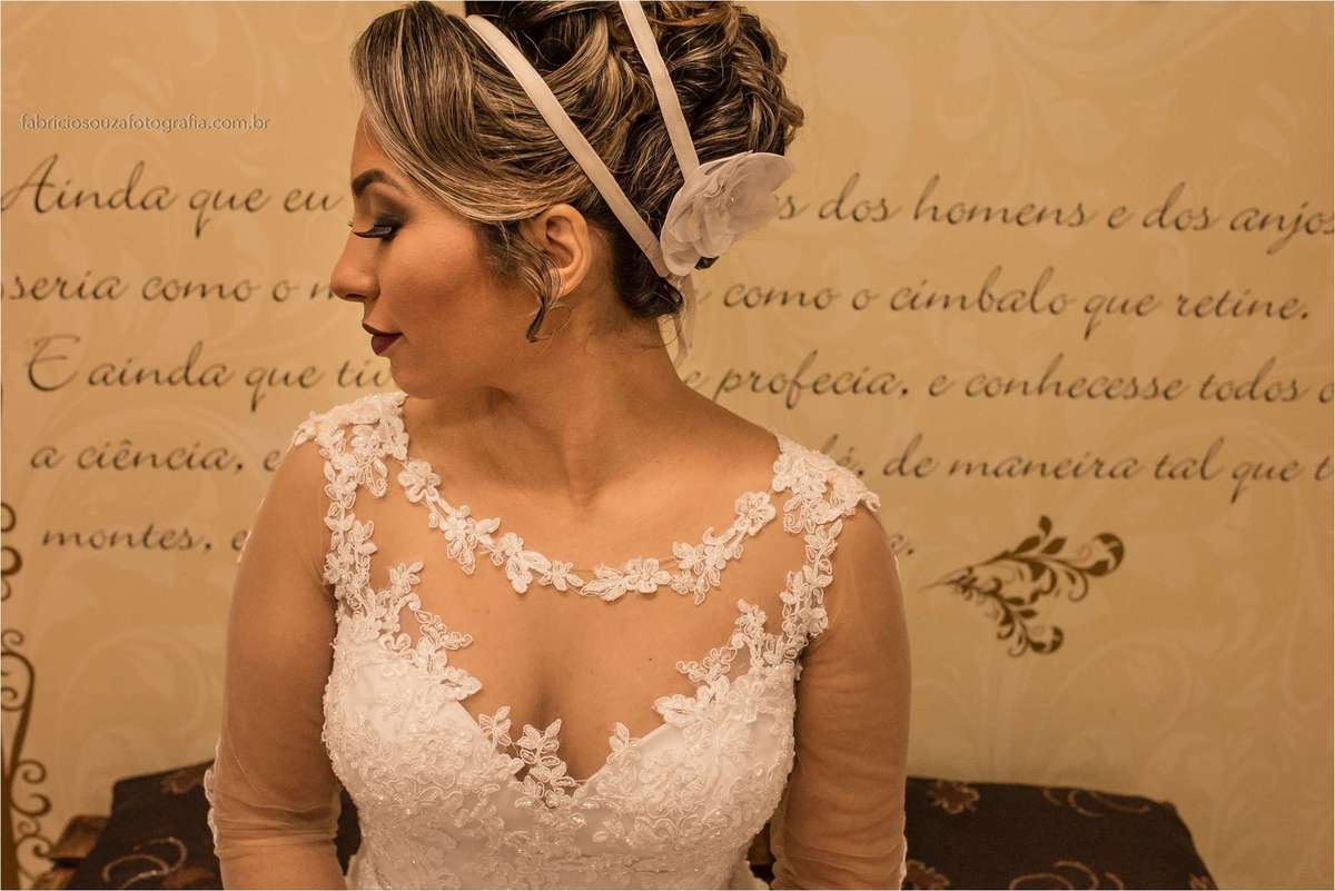 um retrato da noiva em exibindo seu lindo penteado